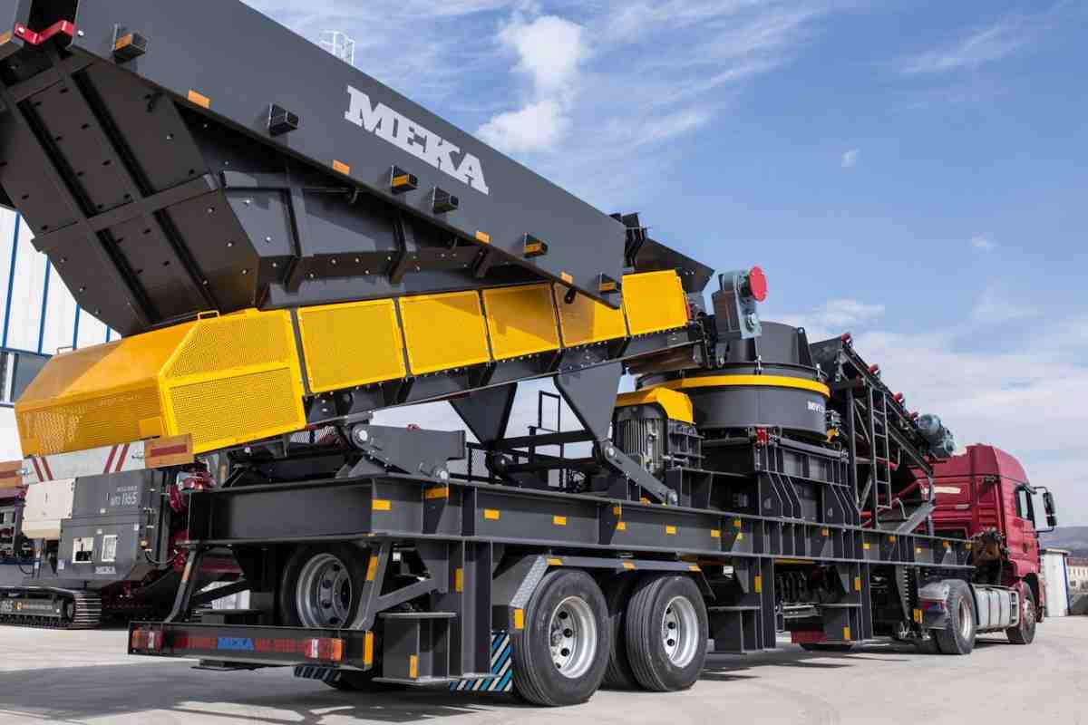 Tips for Hiring a Heavy Equipment Shipping Company 